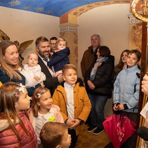 Kardinal Bozanić krstio sedmo dijete obitelji Bižaca